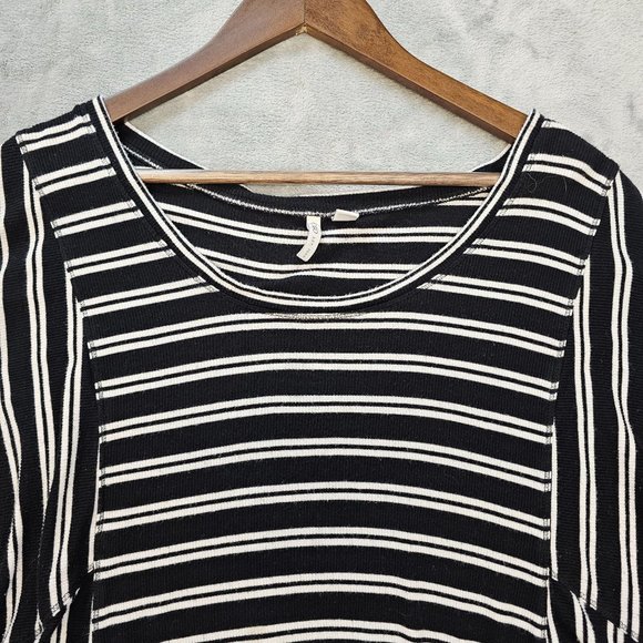 CATO Top Womens 26/28W Black White Striped Stretch Sharkbite Lightweight Knit - Picture 3 of 8